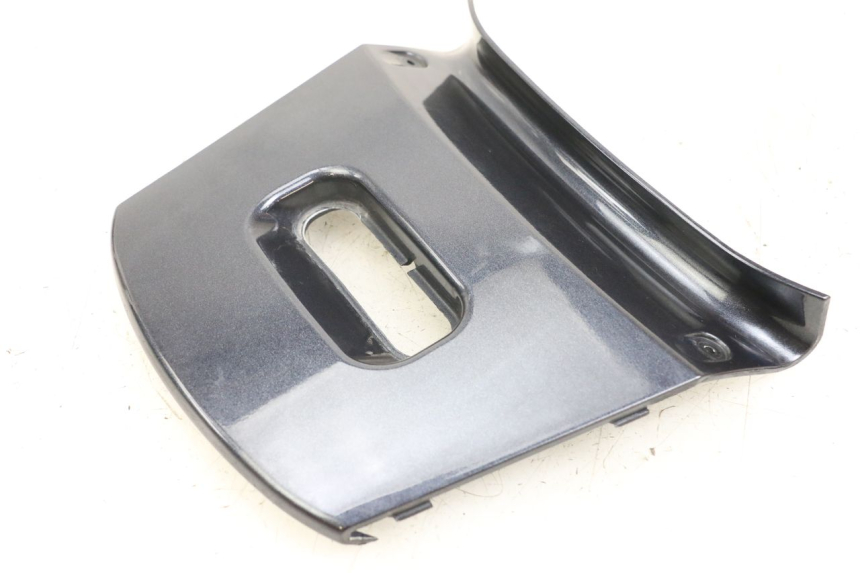 photo de Złącze górnej tylnej owiewki KYMCO XCITING 250 (2006 - 2009) - Zbliżenie techniczne