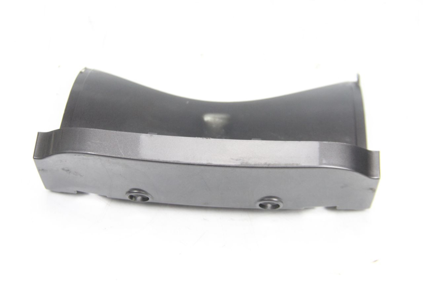 photo de Złącze górnej tylnej owiewki PIAGGIO XEVO - X EVO 125 (2007 - 2017) - Zbliżenie techniczne