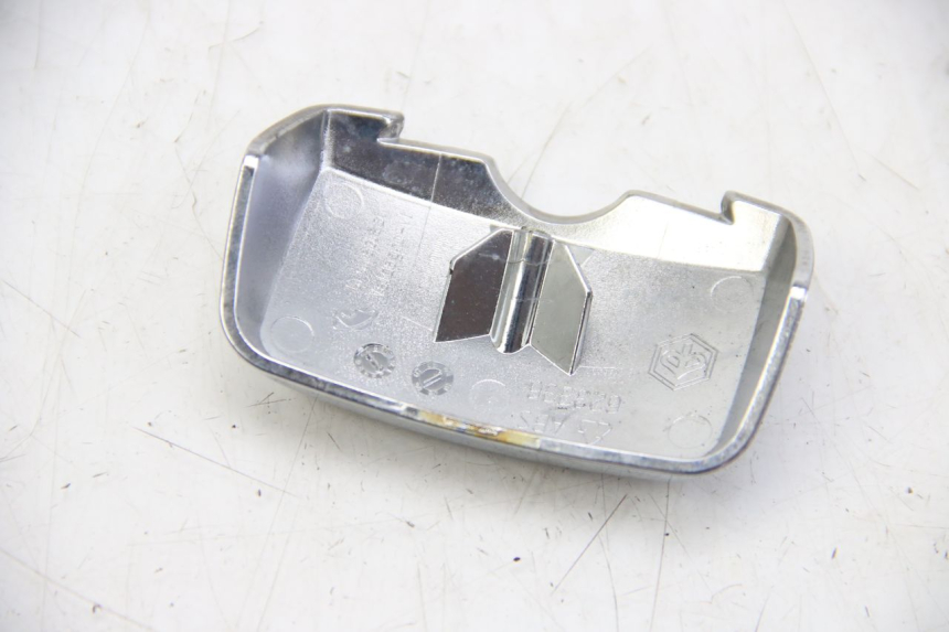 photo de ŁĄCZNIK OWIEWKI TYLNEJ PIAGGIO VESPA GTS SUPER IE 125 (2009 - 2016) - Inny kąt widzenia