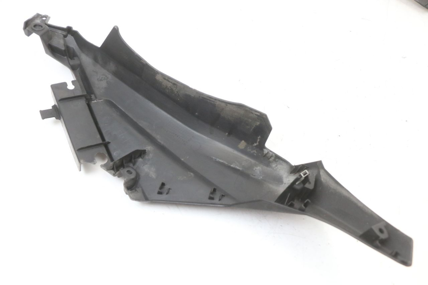 photo de Złącze tylnej owiewki YAMAHA XMAX X-MAX ABS 125 (2017 - 2020) - Inny kąt widzenia