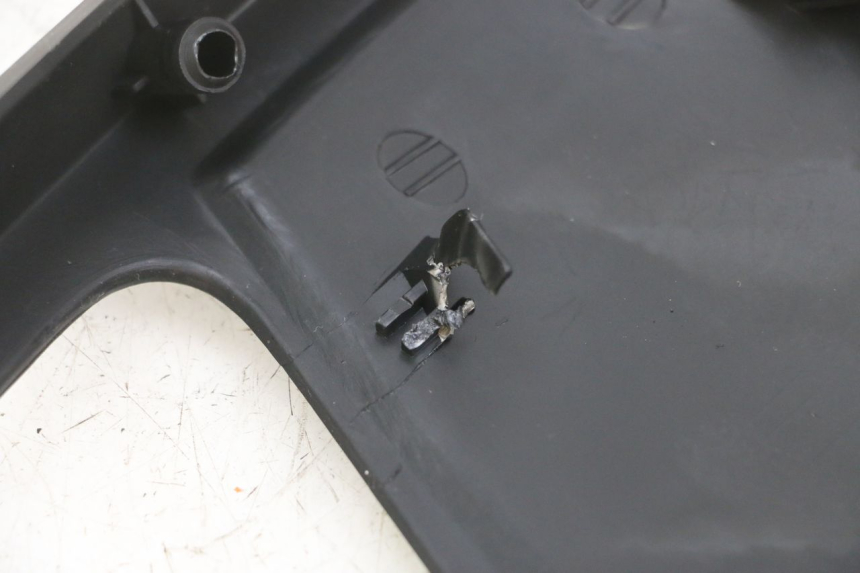 photo de Złącze tylnej owiewki YAMAHA XMAX X-MAX 125 (2006 - 2009) - Zbliżenie techniczne