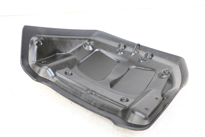 photo de Złącze tylnej owiewki PIAGGIO X8 125 (2004 - 2007) - Zoom stanu zużycia