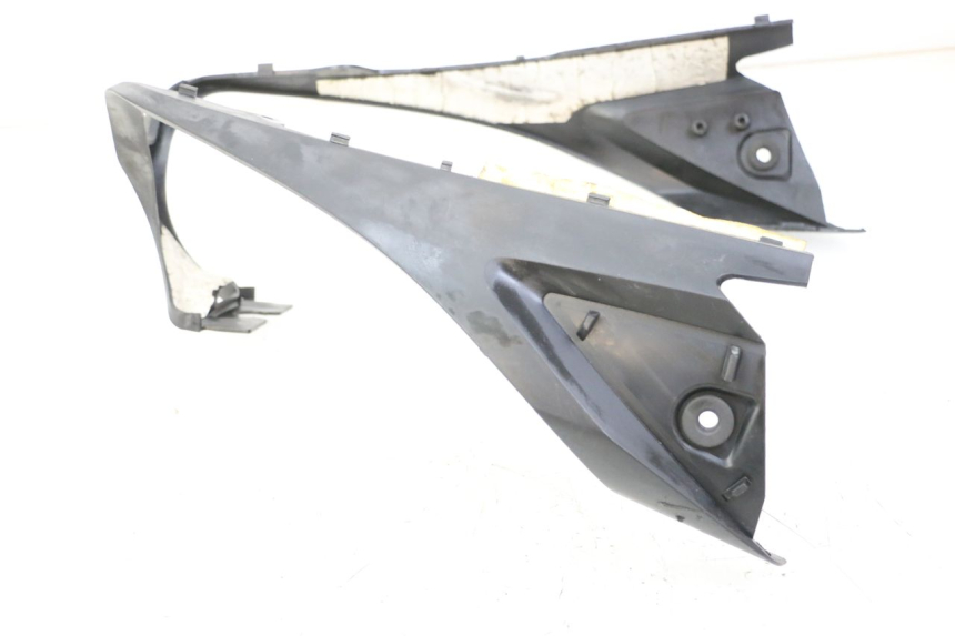 photo de Złącze tylnej owiewki YAMAHA FZ6 FAZER S2 600 (2007 - 2011) - Zbliżenie techniczne