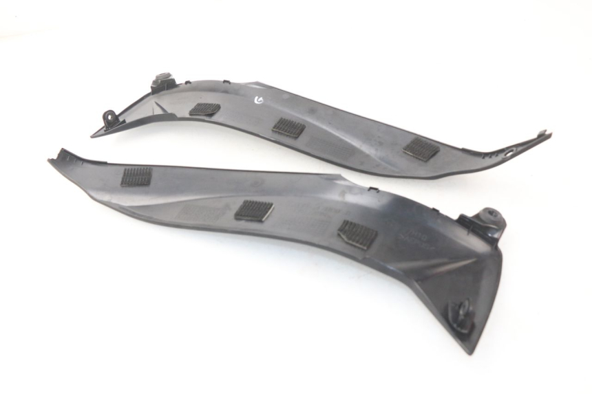 photo de Złącze owiewki przedniej SUZUKI GSX-R GSXR K16 1000 (2012 - 2016) - Inny kąt widzenia