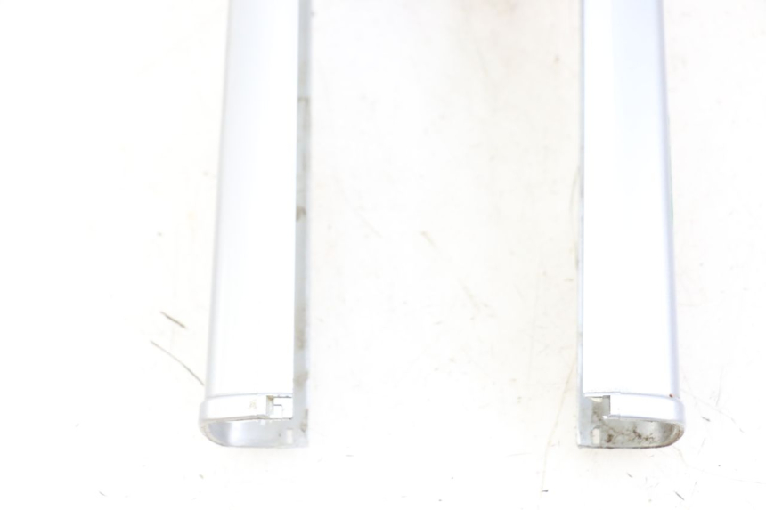 photo de Złącze dolnej przedniej owiewki PEUGEOT 103 VOGUE VS2 50 (2004 - 2017) - Szczegół części