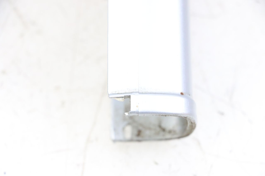 photo de Złącze dolnej przedniej owiewki PEUGEOT 103 VOGUE VS2 50 (2004 - 2017) - Zoom stanu zużycia