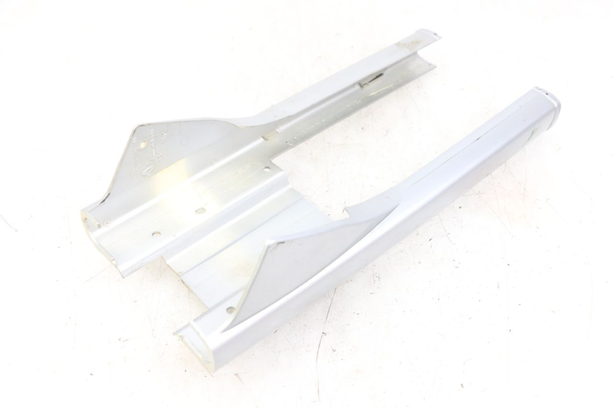 photo de Złącze dolnej przedniej owiewki PEUGEOT 103 VOGUE VS2 50 (2004 - 2017) - Inny kąt widzenia