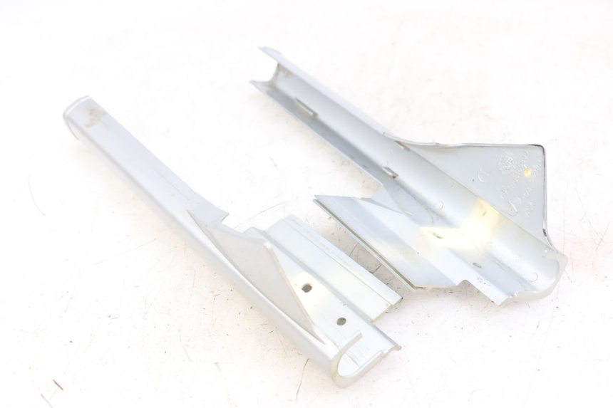 photo de Złącze dolnej przedniej owiewki PEUGEOT 103 VOGUE VS2 50 (2004 - 2017) - Zbliżenie techniczne