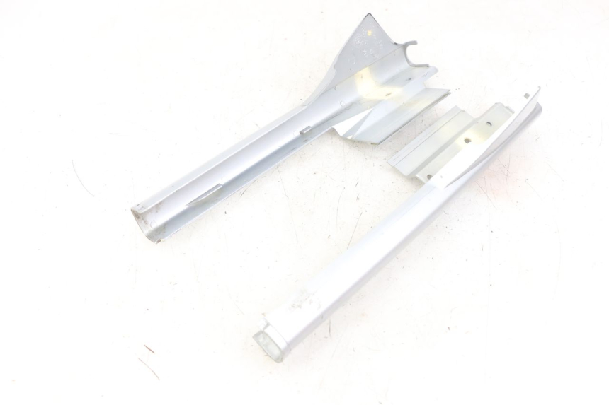 photo de Złącze dolnej przedniej owiewki PEUGEOT 103 VOGUE VS2 50 (2004 - 2017) - Punkty mocowania