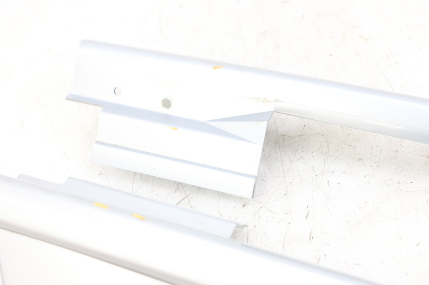 photo de Złącze dolnej przedniej owiewki PEUGEOT 103 VOGUE VS2 50 (2004 - 2017) - Stan powierzchni