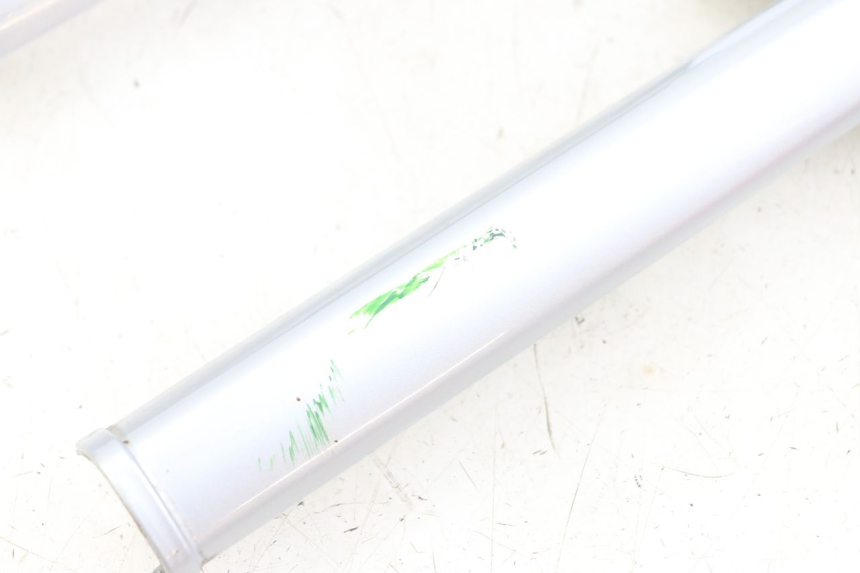 photo de Złącze dolnej przedniej owiewki PEUGEOT 103 VOGUE VS2 50 (2004 - 2017) - Oznaczenia i referencje