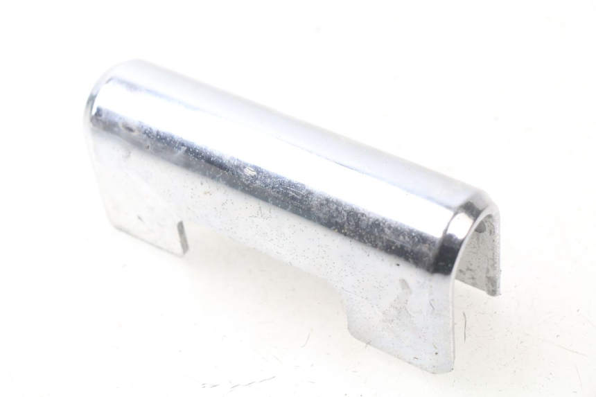 photo de Złącze dolnej przedniej owiewki HYOSUNG AQUILA GV 125 (2009 - 2016) - Inny kąt widzenia