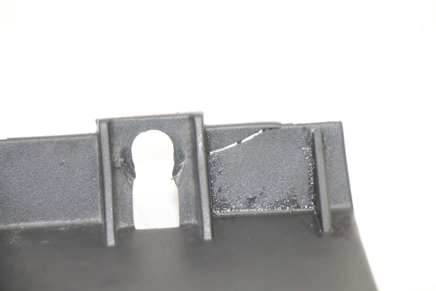 photo de Złącze dolnej przedniej owiewki PIAGGIO MP3 HPE 310 (2024 - 2025) - Zoom stanu zużycia