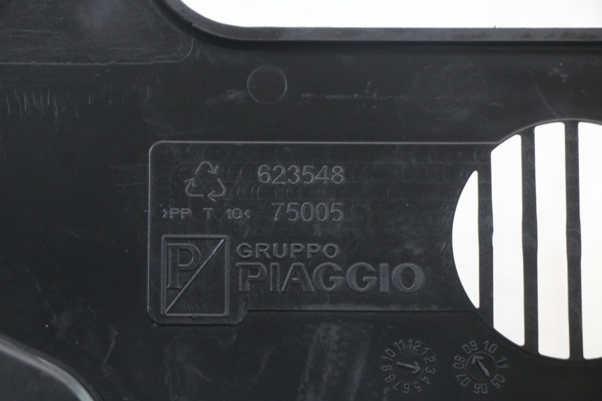 photo de Złącze dolnej przedniej owiewki PIAGGIO MP3 LT 400 (2007 - 2012) - Widok ogólny
