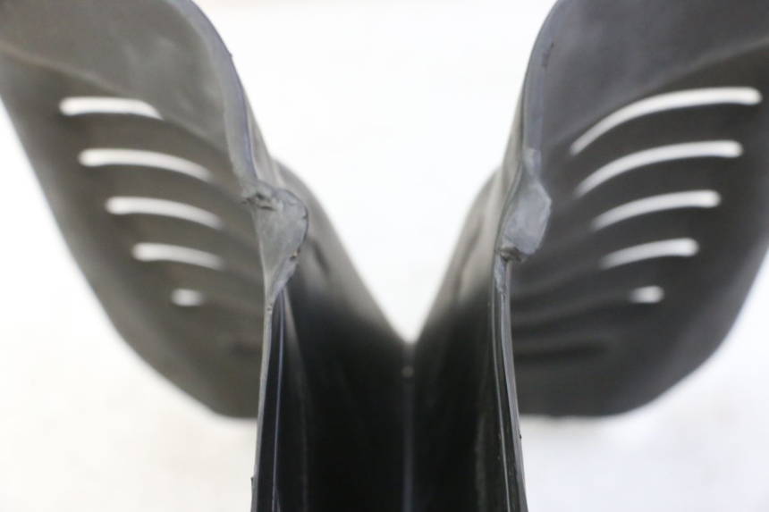 photo de Złącze dolnej przedniej owiewki PIAGGIO MP3 RL 250 (2006 - 2010) - Zoom stanu zużycia