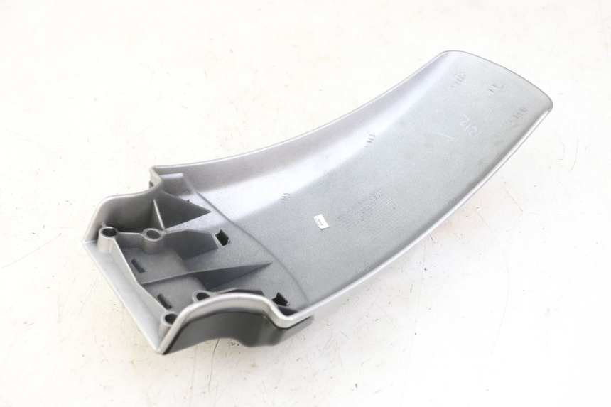 photo de Złącze dolnej przedniej owiewki ROYAL ENFIELD HYMALAYAN 410 (2016 - 2023) - Zoom stanu zużycia