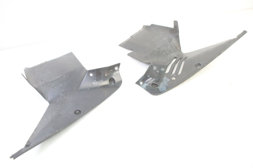 photo de Złącze dolnej przedniej owiewki HONDA ST PAN EUROPEAN 1300 (2002 - 2013) - Inny kąt widzenia