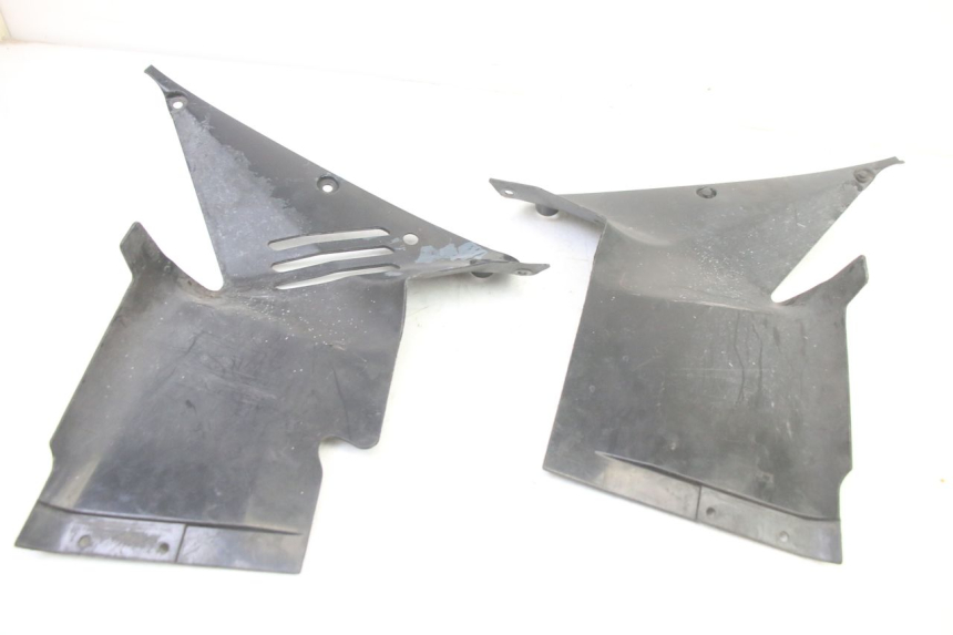 photo de Złącze dolnej przedniej owiewki HONDA ST PAN EUROPEAN 1300 (2002 - 2013) - Zbliżenie techniczne