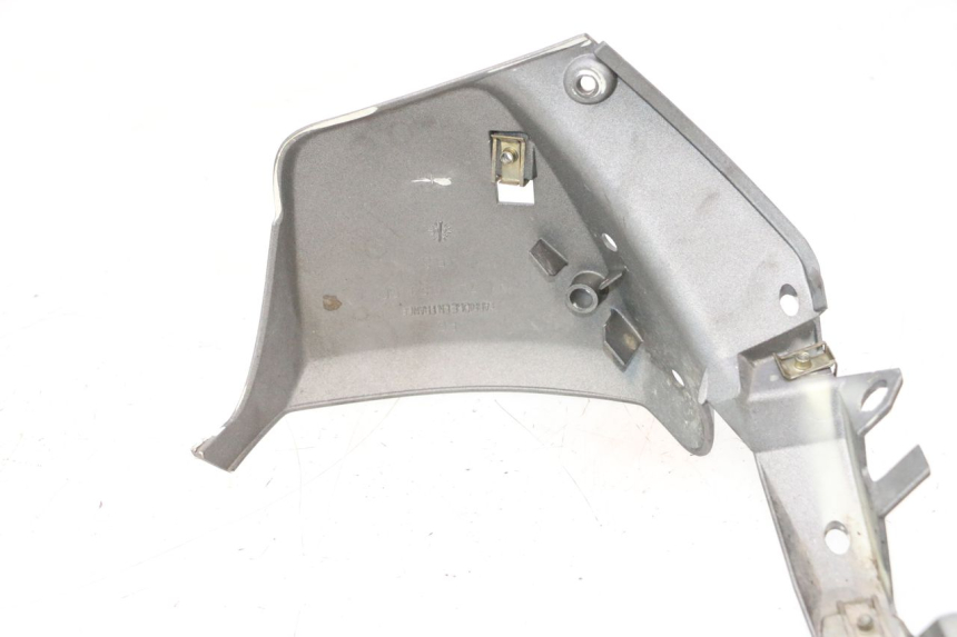 photo de Złącze dolnej przedniej owiewki PEUGEOT TREKKER 50 (1995 - 2004) - Zbliżenie techniczne