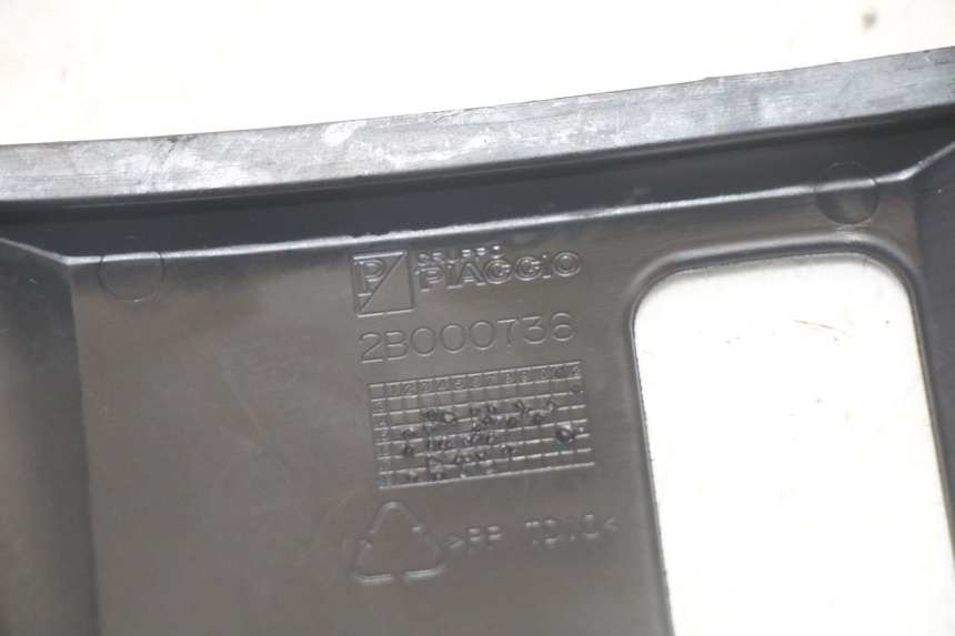 photo de Złącze owiewki przedniej PIAGGIO MP3 HPE 350 (2018 - 2020) - Zbliżenie techniczne