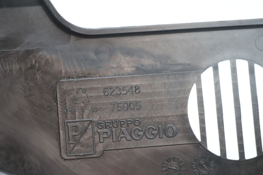 photo de Złącze owiewki przedniej PIAGGIO MP3 LT 300 (2010 - 2016) - Zbliżenie techniczne