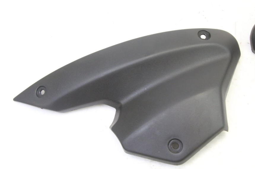 photo de Złącze górnej przedniej owiewki PEUGEOT KISBEE 4T 50 (2018 - 2022) - Szczegół części