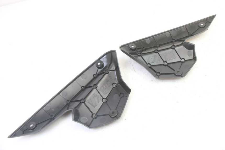 photo de Złącze górnej przedniej owiewki PEUGEOT KISBEE 4T 50 (2018 - 2022) - Zbliżenie techniczne