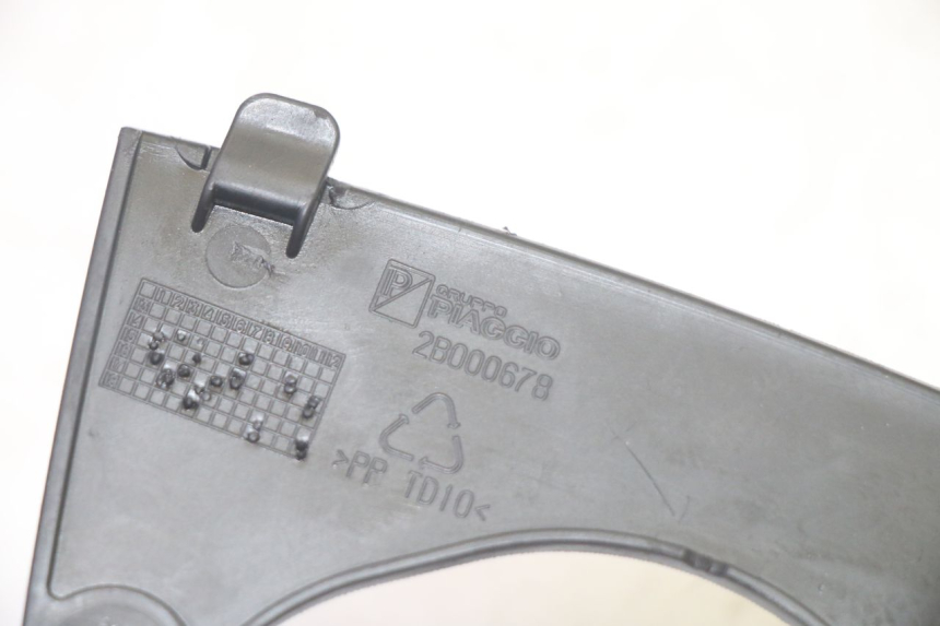 photo de Złącze górnej przedniej owiewki PIAGGIO MP3 HPE 350 (2018 - 2020) - Zbliżenie techniczne