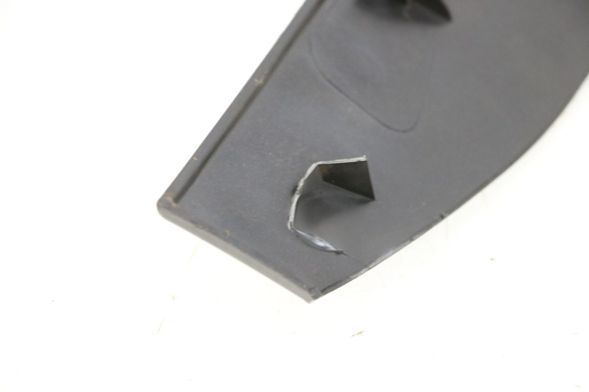 photo de Złącze górnej przedniej owiewki PIAGGIO MP3 125 (2006 - 2014) - Szczegół części