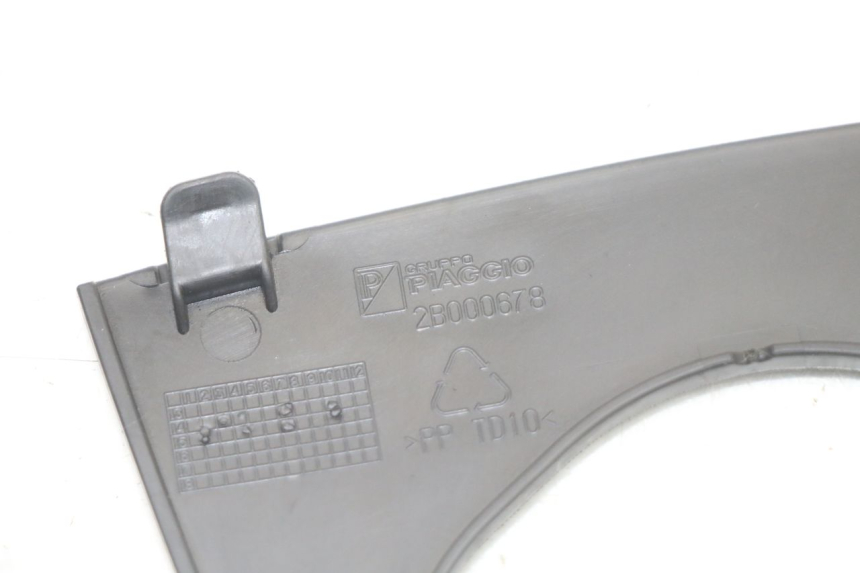 photo de Złącze górnej przedniej owiewki PIAGGIO MP3 500 (2014 - 2017) - Zbliżenie techniczne