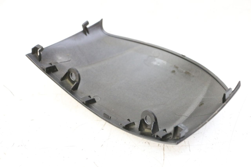 photo de Złącze górnej przedniej owiewki PEUGEOT TWEET 4T 50 (2014 - 2019) - Szczegół części