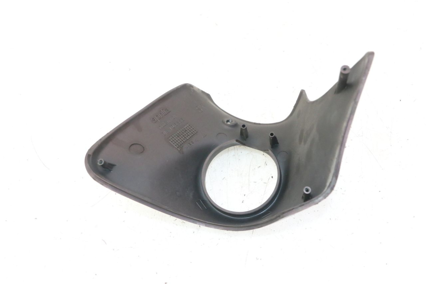 photo de Złącze górnej przedniej owiewki APRILIA SCARABEO GT TOURING 125 (1999 - 2005) - Zoom stanu zużycia