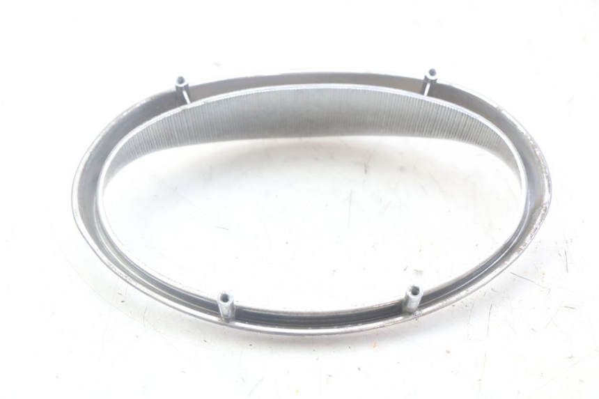 photo de ŁĄCZNIK GÓRNEJ PRZEDNIEJ OWIEWKI APRILIA SCARABEO 100 (2003 - 2012) - Szczegół części