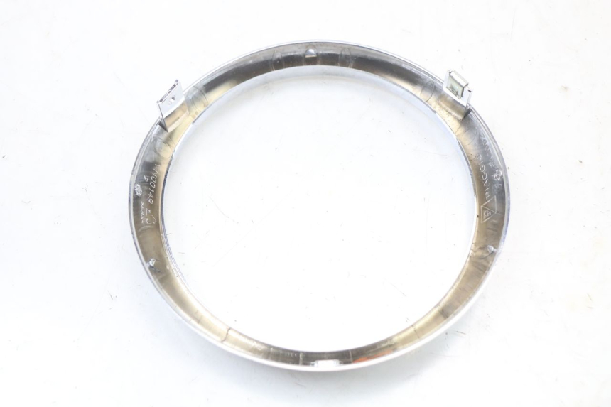 photo de Złącze górnej przedniej owiewki PIAGGIO VESPA PRIMAVERA 4T 50 (2021 - 2024) - Zoom stanu zużycia