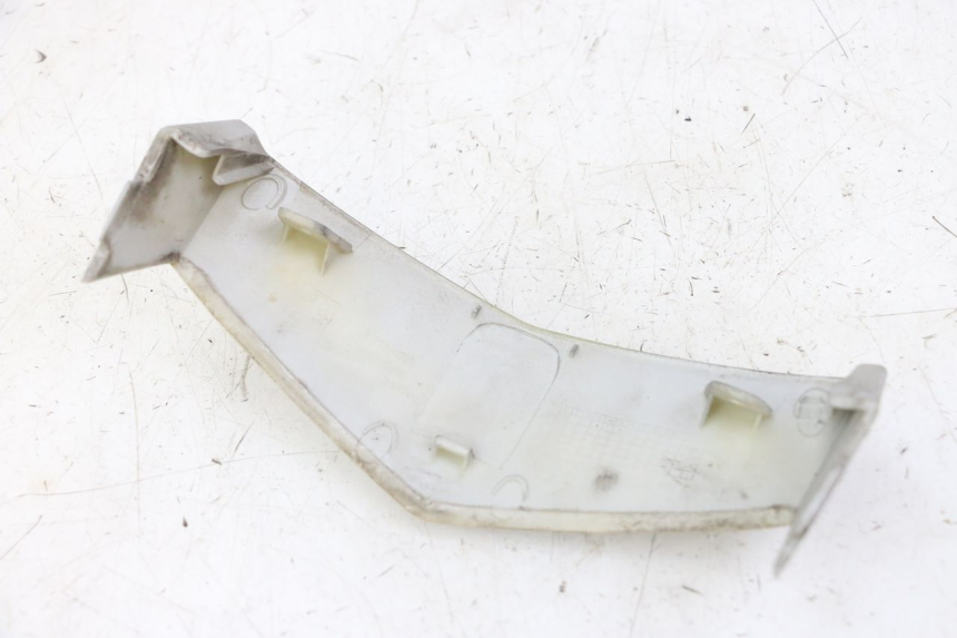 photo de Złącze górnej przedniej owiewki PEUGEOT VIVACITY NEW 2T 50 (2008 - 2017) - Zbliżenie techniczne