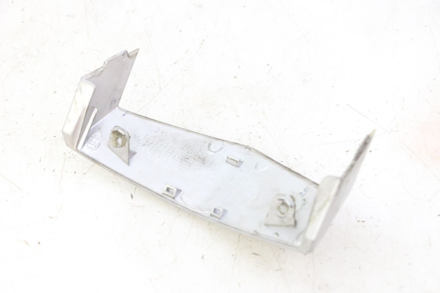 photo de Złącze górnej przedniej owiewki PEUGEOT VIVACITY NEW 2T 50 (2008 - 2017) - Zoom stanu zużycia