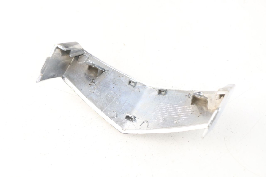 photo de Złącze górnej przedniej owiewki PEUGEOT VIVACITY NEW 4T 50 (2008 - 2017) - Zoom stanu zużycia