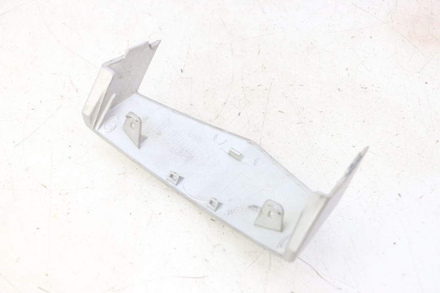 photo de Złącze górnej przedniej owiewki PEUGEOT VIVACITY NEW 4T 50 (2008 - 2017) - Szczegół części