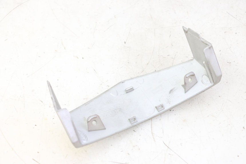 photo de Złącze górnej przedniej owiewki PEUGEOT VIVACITY NEW 4T 50 (2008 - 2017) - Zoom stanu zużycia