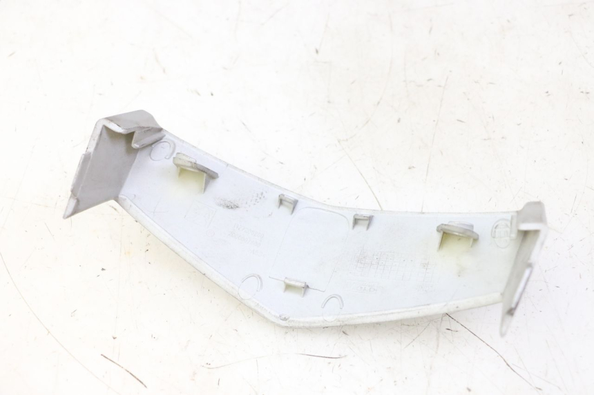 photo de Złącze górnej przedniej owiewki PEUGEOT VIVACITY NEW 4T 50 (2008 - 2017) - Inny kąt widzenia