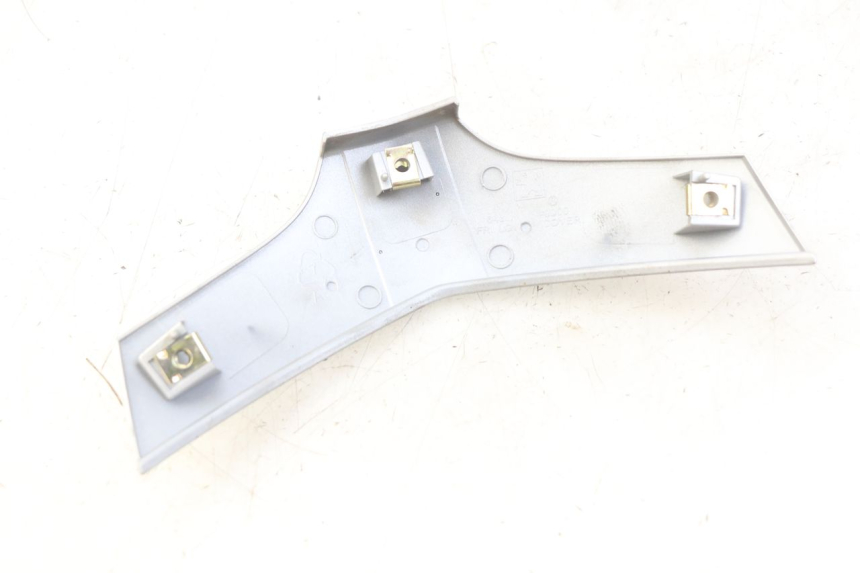 photo de Złącze owiewki przedniej PEUGEOT TWEET 4T 50 (2010 - 2014) - Szczegół części