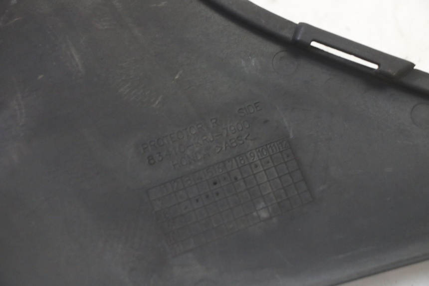 photo de Złącze podnóżka prawego HONDA FES S-WING SWING ABS 125 (2007 - 2015) - Zbliżenie techniczne