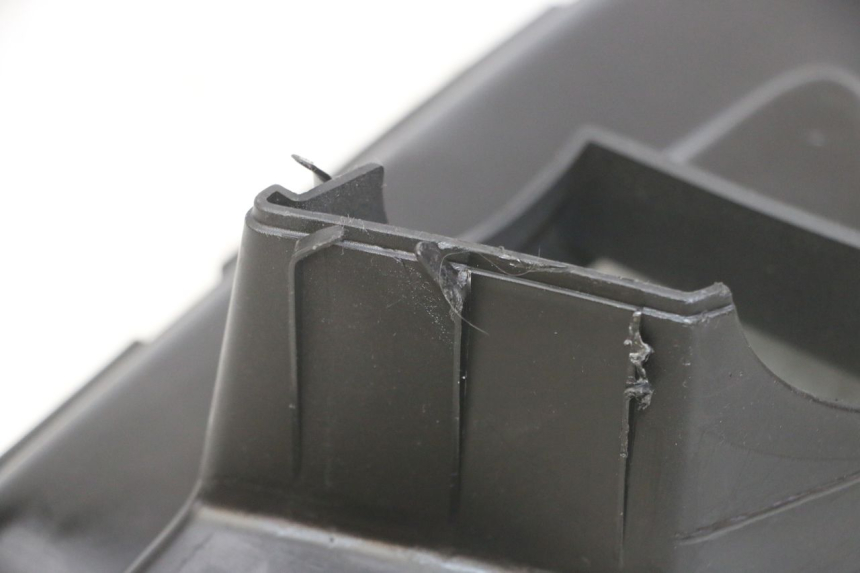 photo de Złącze podnóżka prawego PEUGEOT JET FORCE CARBU 50 (2003 - 2016) - Zoom stanu zużycia