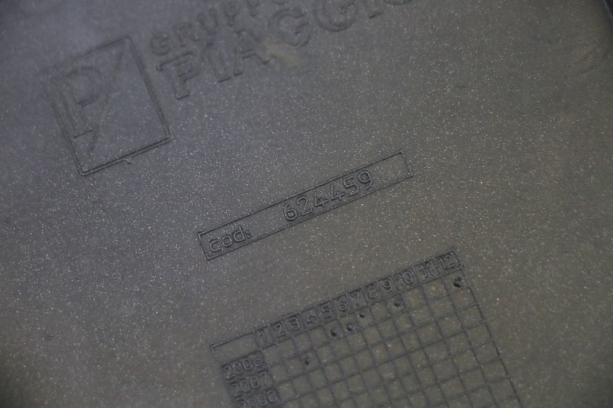 photo de Złącze podnóżka prawego PIAGGIO MP3 125 (2006 - 2014) - Zbliżenie techniczne