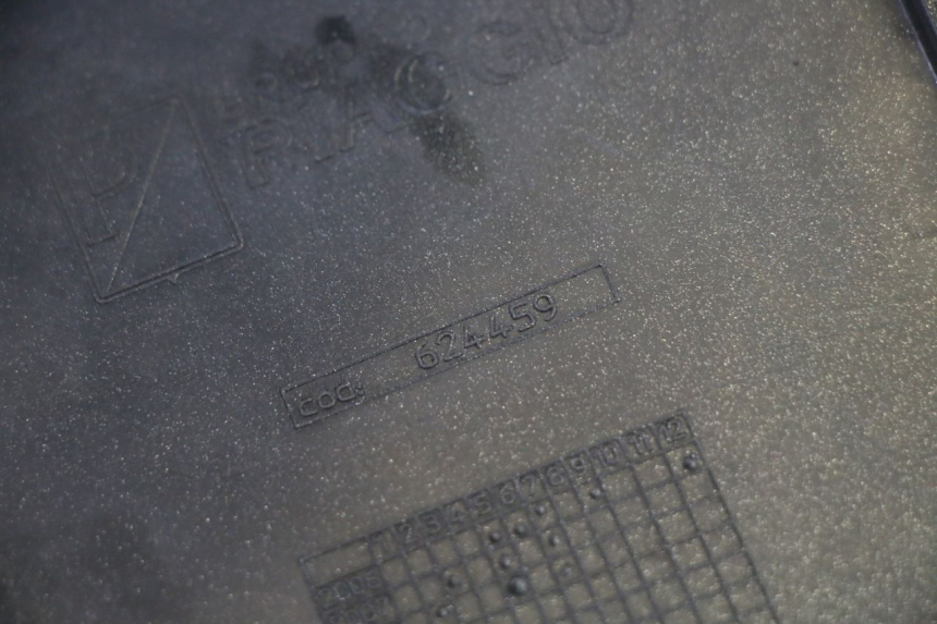 photo de Złącze podnóżka prawego PIAGGIO MP3 RL 250 (2006 - 2010) - Punkty mocowania