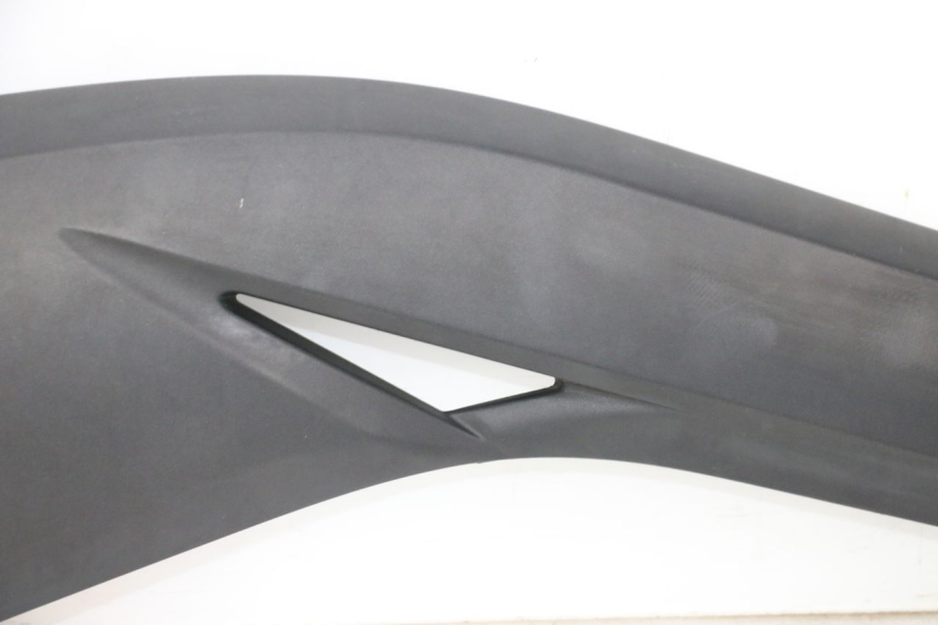 photo de Złącze prawej podnóżki YAMAHA X-MAX XMAX 125 (2010 - 2013) - Szczegóły charakterystyczne