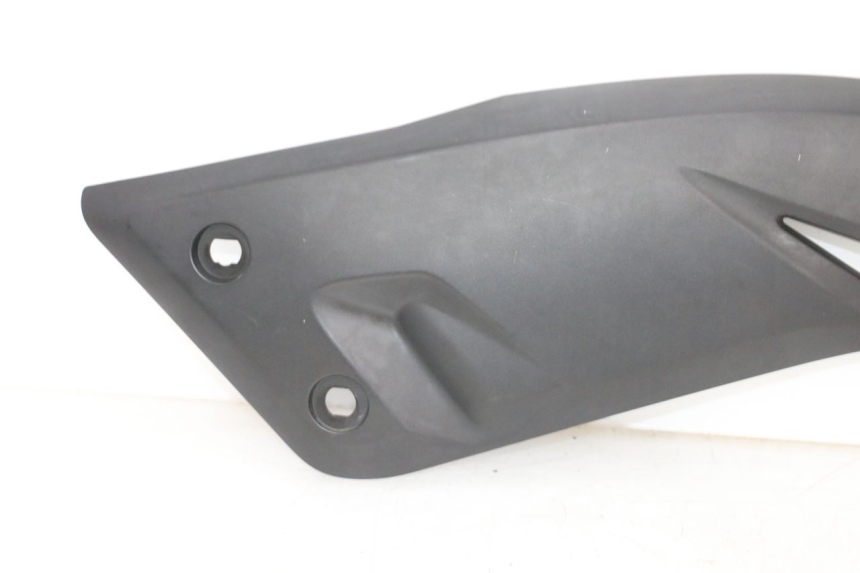 photo de Złącze prawej podnóżki YAMAHA X-MAX XMAX 125 (2010 - 2013) - Zbliżenie komponentów