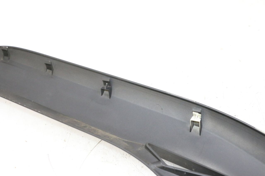 photo de Złącze prawej podnóżki YAMAHA X-MAX XMAX 125 (2010 - 2013) - Inny kąt widzenia