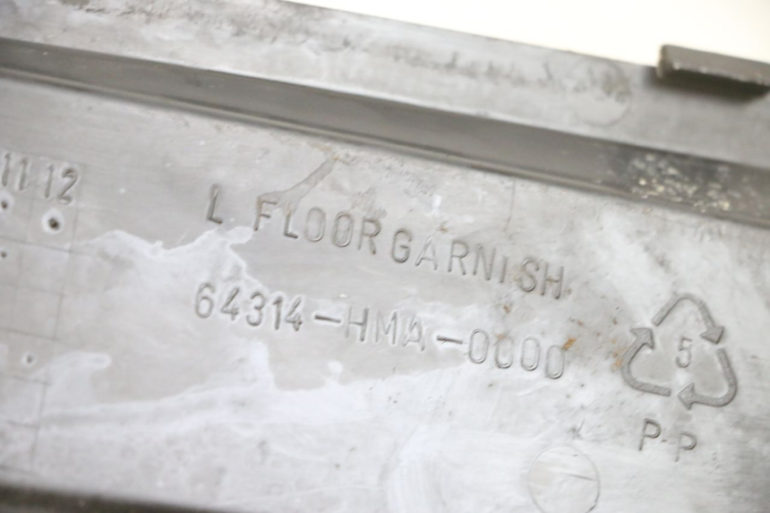 photo de Złącze lewego podnóżka SYM GTS EVO 125 (2009 - 2013) - Szczegół części