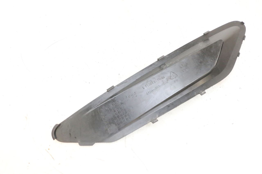 photo de Złącze lewego podnóżka SYM GTS EVO 125 (2009 - 2013) - Inny kąt widzenia